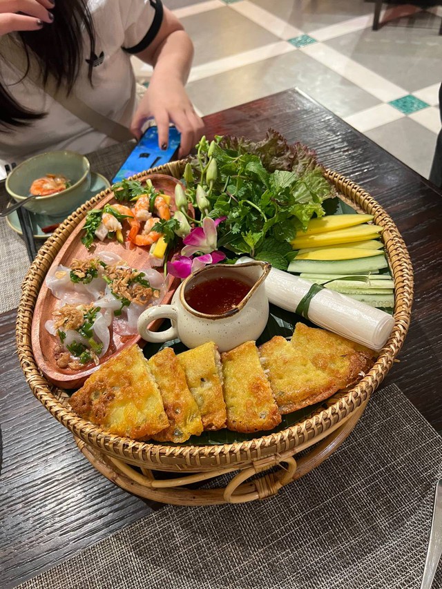 Trải nghiệm nhà hàng có vị trí đắc địa nhất Hội An, tự tay làm tô mỳ quảng vừa ý nhất cuộc đời - Ảnh 9.
