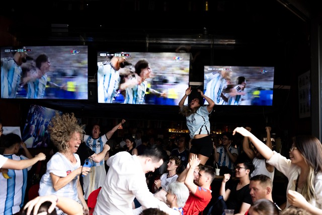 Kh&ocirc;ng kh&iacute; b&ugrave;ng nổ tại H&agrave; Nội v&agrave; TP.HCM: Fan Argentina &ocirc;m nhau ăn mừng 2 b&agrave;n thắng li&ecirc;n tiếp trong hiệp phụ - Ảnh 47.