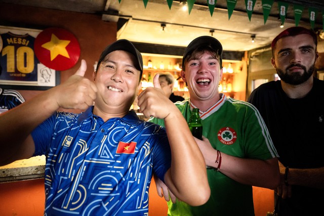 Kh&ocirc;ng kh&iacute; b&ugrave;ng nổ tại H&agrave; Nội v&agrave; TP.HCM: Fan Argentina &ocirc;m nhau ăn mừng 2 b&agrave;n thắng li&ecirc;n tiếp trong hiệp phụ - Ảnh 50.