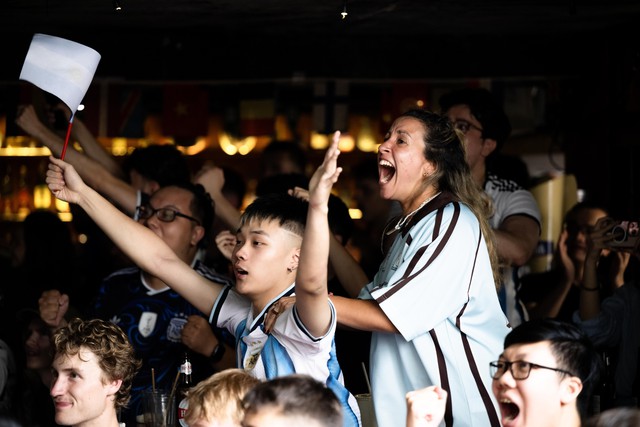 Kh&ocirc;ng kh&iacute; b&ugrave;ng nổ tại H&agrave; Nội v&agrave; TP.HCM: Fan Argentina &ocirc;m nhau ăn mừng 2 b&agrave;n thắng li&ecirc;n tiếp trong hiệp phụ - Ảnh 48.