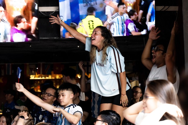 Kh&ocirc;ng kh&iacute; b&ugrave;ng nổ tại H&agrave; Nội v&agrave; TP.HCM: Fan Argentina &ocirc;m nhau ăn mừng 2 b&agrave;n thắng li&ecirc;n tiếp trong hiệp phụ - Ảnh 52.