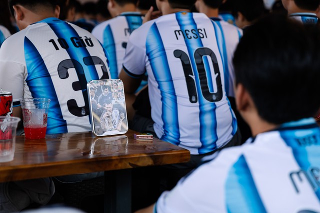 Fan tiếc nuối khi Argentina để Thụy Sĩ gỡ h&ograve;a, trận tứ kết trở lại thế c&acirc;n bằng - Ảnh 13.