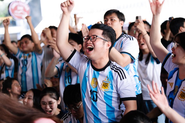 Fan tiếc nuối khi Argentina để Thụy Sĩ gỡ h&ograve;a, trận tứ kết trở lại thế c&acirc;n bằng - Ảnh 11.