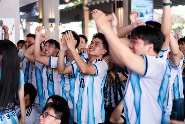 Fan tiếc nuối khi Argentina để Thụy Sĩ gỡ h&ograve;a, trận tứ kết trở lại thế c&acirc;n bằng - Ảnh 10.