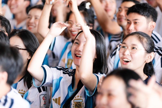Fan tiếc nuối khi Argentina để Thụy Sĩ gỡ h&ograve;a, trận tứ kết trở lại thế c&acirc;n bằng - Ảnh 12.