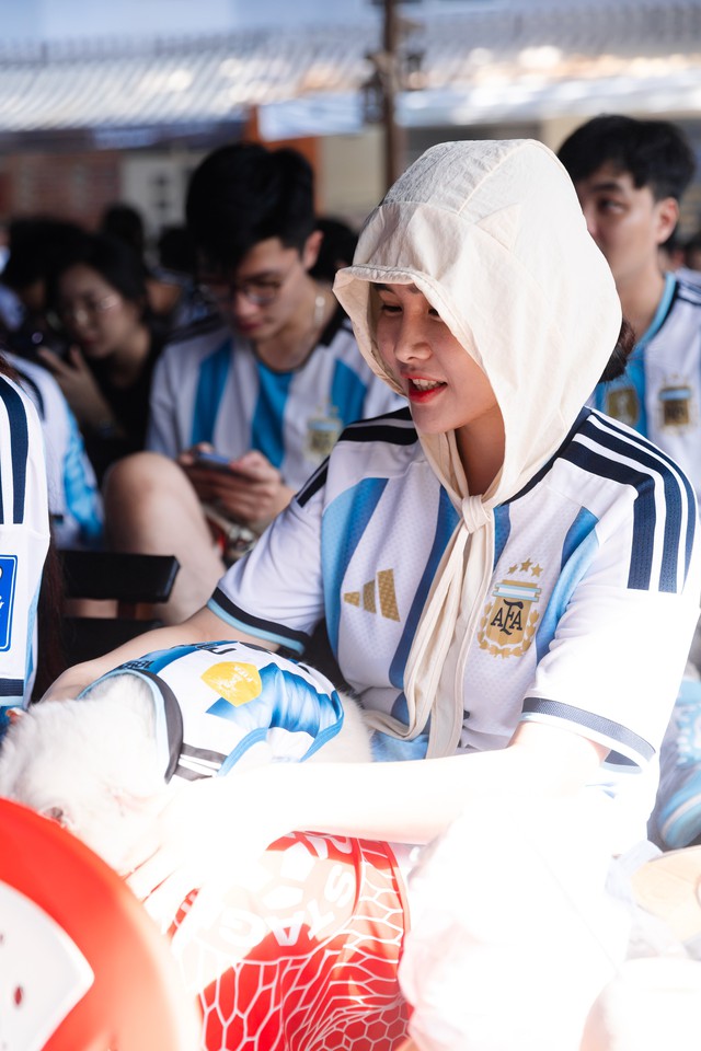 Fan tiếc nuối khi Argentina để Thụy Sĩ gỡ h&ograve;a, trận tứ kết trở lại thế c&acirc;n bằng - Ảnh 16.