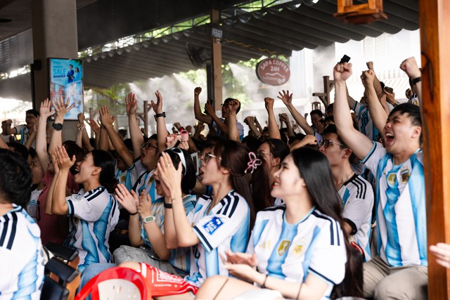 Kh&ocirc;ng kh&iacute; b&ugrave;ng nổ tại H&agrave; Nội v&agrave; TP.HCM: Fan Argentina &ocirc;m nhau ăn mừng 2 b&agrave;n thắng li&ecirc;n tiếp trong hiệp phụ - Ảnh 29.
