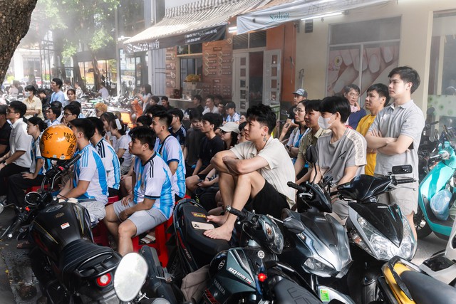 Kh&ocirc;ng kh&iacute; b&ugrave;ng nổ tại H&agrave; Nội v&agrave; TP.HCM: Fan Argentina &ocirc;m nhau ăn mừng 2 b&agrave;n thắng li&ecirc;n tiếp trong hiệp phụ - Ảnh 30.