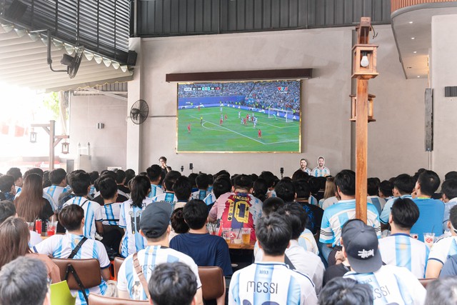 Kh&ocirc;ng kh&iacute; b&ugrave;ng nổ tại H&agrave; Nội v&agrave; TP.HCM: Fan Argentina &ocirc;m nhau ăn mừng 2 b&agrave;n thắng li&ecirc;n tiếp trong hiệp phụ - Ảnh 31.