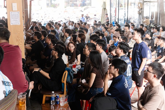 Kh&ocirc;ng kh&iacute; b&ugrave;ng nổ tại H&agrave; Nội v&agrave; TP.HCM: Fan Argentina &ocirc;m nhau ăn mừng 2 b&agrave;n thắng li&ecirc;n tiếp trong hiệp phụ - Ảnh 32.