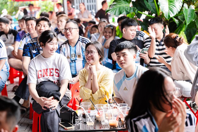 Kh&ocirc;ng kh&iacute; b&ugrave;ng nổ tại H&agrave; Nội v&agrave; TP.HCM: Fan Argentina &ocirc;m nhau ăn mừng 2 b&agrave;n thắng li&ecirc;n tiếp trong hiệp phụ - Ảnh 34.