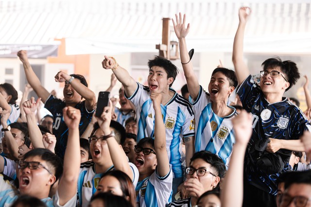 Kh&ocirc;ng kh&iacute; b&ugrave;ng nổ tại H&agrave; Nội v&agrave; TP.HCM: Fan Argentina &ocirc;m nhau ăn mừng 2 b&agrave;n thắng li&ecirc;n tiếp trong hiệp phụ - Ảnh 35.