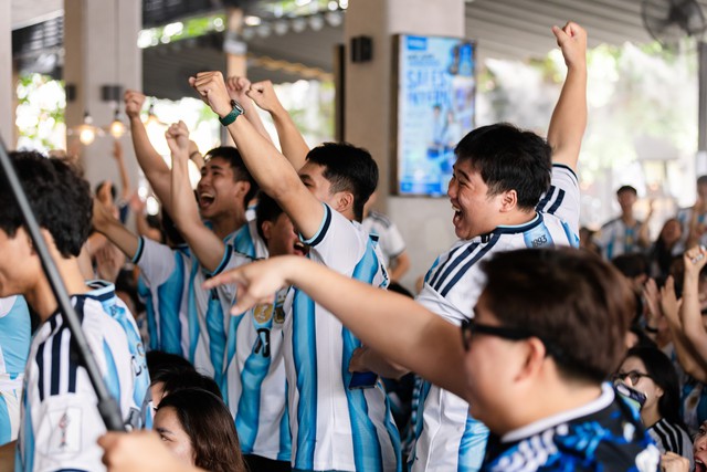 Kh&ocirc;ng kh&iacute; b&ugrave;ng nổ tại H&agrave; Nội v&agrave; TP.HCM: Fan Argentina &ocirc;m nhau ăn mừng 2 b&agrave;n thắng li&ecirc;n tiếp trong hiệp phụ - Ảnh 36.