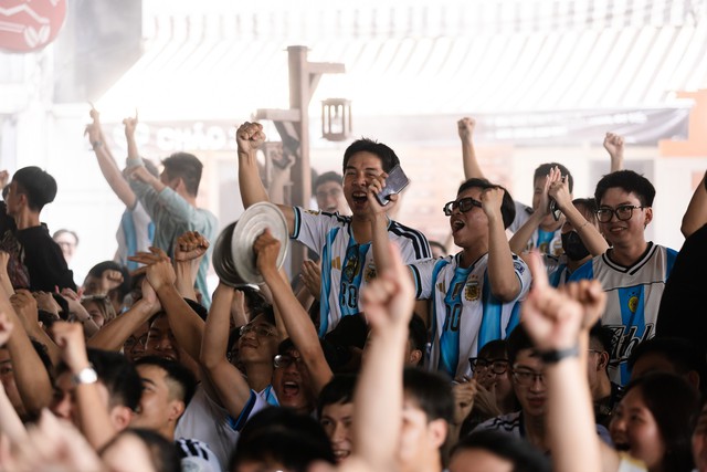 Kh&ocirc;ng kh&iacute; b&ugrave;ng nổ tại H&agrave; Nội v&agrave; TP.HCM: Fan Argentina &ocirc;m nhau ăn mừng 2 b&agrave;n thắng li&ecirc;n tiếp trong hiệp phụ - Ảnh 37.