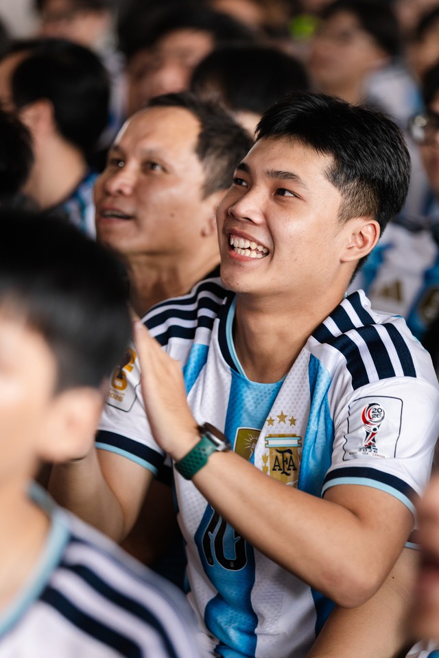 Kh&ocirc;ng kh&iacute; b&ugrave;ng nổ tại H&agrave; Nội v&agrave; TP.HCM: Fan Argentina &ocirc;m nhau ăn mừng 2 b&agrave;n thắng li&ecirc;n tiếp trong hiệp phụ - Ảnh 38.