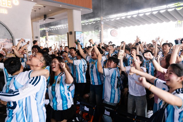 Kh&ocirc;ng kh&iacute; b&ugrave;ng nổ tại H&agrave; Nội v&agrave; TP.HCM: Fan Argentina &ocirc;m nhau ăn mừng 2 b&agrave;n thắng li&ecirc;n tiếp trong hiệp phụ - Ảnh 42.