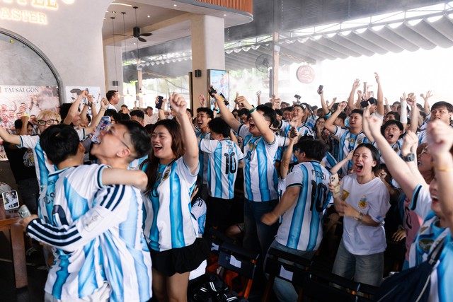 Kh&ocirc;ng kh&iacute; b&ugrave;ng nổ tại H&agrave; Nội v&agrave; TP.HCM: Fan Argentina &ocirc;m nhau ăn mừng 2 b&agrave;n thắng li&ecirc;n tiếp trong hiệp phụ - Ảnh 39.