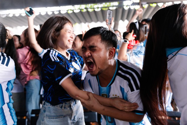 Kh&ocirc;ng kh&iacute; b&ugrave;ng nổ tại H&agrave; Nội v&agrave; TP.HCM: Fan Argentina &ocirc;m nhau ăn mừng 2 b&agrave;n thắng li&ecirc;n tiếp trong hiệp phụ - Ảnh 41.