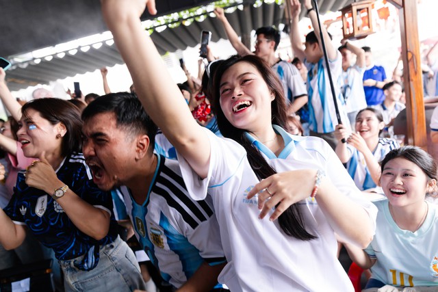 Kh&ocirc;ng kh&iacute; b&ugrave;ng nổ tại H&agrave; Nội v&agrave; TP.HCM: Fan Argentina &ocirc;m nhau ăn mừng 2 b&agrave;n thắng li&ecirc;n tiếp trong hiệp phụ - Ảnh 43.