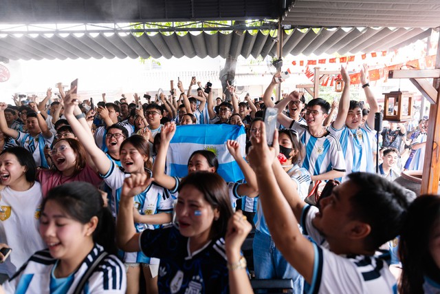 Kh&ocirc;ng kh&iacute; b&ugrave;ng nổ tại H&agrave; Nội v&agrave; TP.HCM: Fan Argentina &ocirc;m nhau ăn mừng 2 b&agrave;n thắng li&ecirc;n tiếp trong hiệp phụ - Ảnh 40.