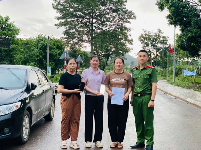 T&agrave;i khoản ng&acirc;n h&agrave;ng li&ecirc;n tiếp nhận 3.000.000, 4.000.000 đồng c&ugrave;ng 1 ng&agrave;y nhưng kh&ocirc;ng r&otilde; người gửi, B&ugrave;i Thị Nhi&ecirc;n lập tức b&aacute;o c&ocirc;ng an - Ảnh 1.