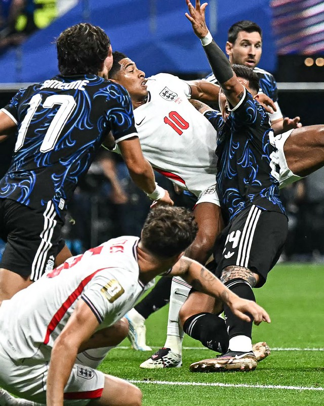 Khoảnh khắc "căng như d&acirc;y đ&agrave;n" trận Anh đấu Argentina: 19 pha phạm lỗi, b&aacute;n kết World Cup m&agrave; ngỡ "s&agrave;n đấu MMA" - Ảnh 2.