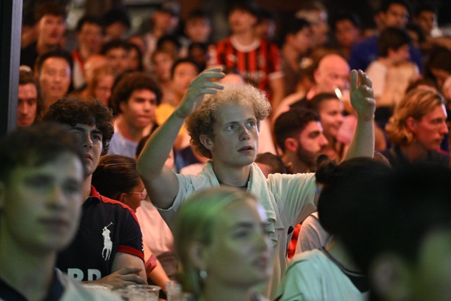 Kh&ocirc;ng kh&iacute; cổ vũ trận b&aacute;n kết World Cup 2026 tại H&agrave; Nội v&agrave; TP.HCM l&uacute;c n&agrave;y: &ldquo;N&oacute;ng&rdquo; c&ograve;n hơn tr&ecirc;n s&acirc;n! - Ảnh 5.