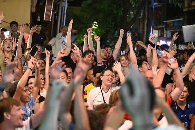 Màn ngược dòng khó tin của Argentina khiến fan như nổ tung: