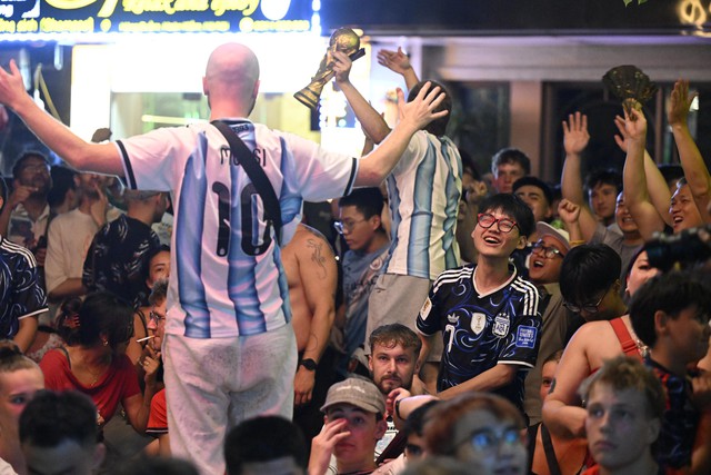 Màn ngược dòng khó tin của Argentina khiến fan như nổ tung: