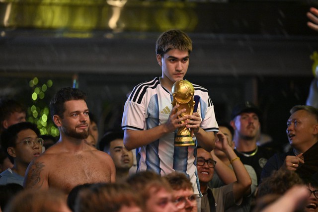 Màn ngược dòng khó tin của Argentina khiến fan như nổ tung: