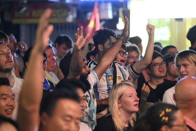 Màn ngược dòng khó tin của Argentina khiến fan như nổ tung: