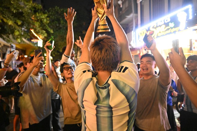 Màn ngược dòng khó tin của Argentina khiến fan như nổ tung: