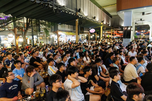 Kh&ocirc;ng kh&iacute; cổ vũ trận b&aacute;n kết World Cup 2026 tại H&agrave; Nội v&agrave; TP.HCM l&uacute;c n&agrave;y: &ldquo;N&oacute;ng&rdquo; c&ograve;n hơn tr&ecirc;n s&acirc;n! - Ảnh 17.
