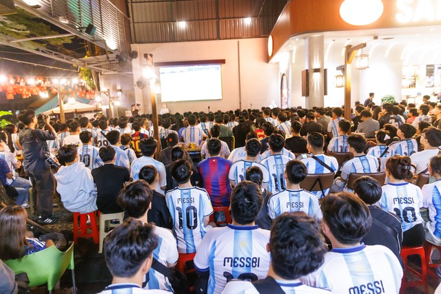 Kh&ocirc;ng kh&iacute; cổ vũ trận b&aacute;n kết World Cup 2026 tại H&agrave; Nội v&agrave; TP.HCM l&uacute;c n&agrave;y: &ldquo;N&oacute;ng&rdquo; c&ograve;n hơn tr&ecirc;n s&acirc;n! - Ảnh 18.