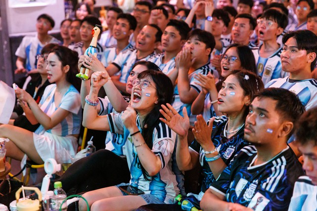 Kh&ocirc;ng kh&iacute; cổ vũ trận b&aacute;n kết World Cup 2026 tại H&agrave; Nội v&agrave; TP.HCM l&uacute;c n&agrave;y: &ldquo;N&oacute;ng&rdquo; c&ograve;n hơn tr&ecirc;n s&acirc;n! - Ảnh 19.