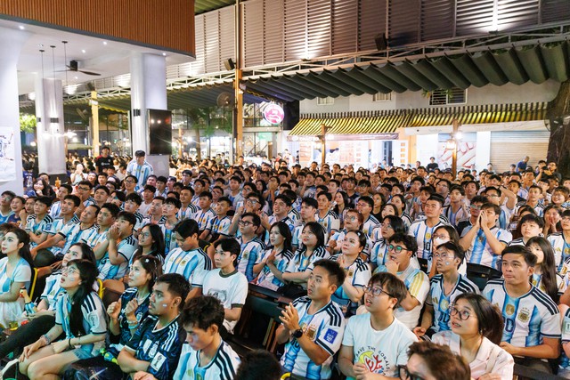 Kh&ocirc;ng kh&iacute; cổ vũ trận b&aacute;n kết World Cup 2026 tại H&agrave; Nội v&agrave; TP.HCM l&uacute;c n&agrave;y: &ldquo;N&oacute;ng&rdquo; c&ograve;n hơn tr&ecirc;n s&acirc;n! - Ảnh 20.