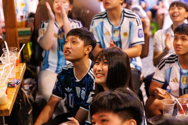 Kh&ocirc;ng kh&iacute; cổ vũ trận b&aacute;n kết World Cup 2026 tại H&agrave; Nội v&agrave; TP.HCM l&uacute;c n&agrave;y: &ldquo;N&oacute;ng&rdquo; c&ograve;n hơn tr&ecirc;n s&acirc;n! - Ảnh 21.