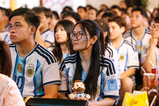 Kh&ocirc;ng kh&iacute; cổ vũ trận b&aacute;n kết World Cup 2026 tại H&agrave; Nội v&agrave; TP.HCM l&uacute;c n&agrave;y: &ldquo;N&oacute;ng&rdquo; c&ograve;n hơn tr&ecirc;n s&acirc;n! - Ảnh 23.