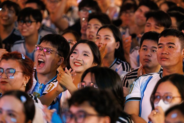Kh&ocirc;ng kh&iacute; cổ vũ trận b&aacute;n kết World Cup 2026 tại H&agrave; Nội v&agrave; TP.HCM l&uacute;c n&agrave;y: &ldquo;N&oacute;ng&rdquo; c&ograve;n hơn tr&ecirc;n s&acirc;n! - Ảnh 24.