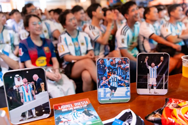 Kh&ocirc;ng kh&iacute; cổ vũ trận b&aacute;n kết World Cup 2026 tại H&agrave; Nội v&agrave; TP.HCM l&uacute;c n&agrave;y: &ldquo;N&oacute;ng&rdquo; c&ograve;n hơn tr&ecirc;n s&acirc;n! - Ảnh 1.
