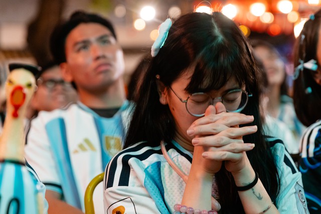 Kh&ocirc;ng kh&iacute; cổ vũ trận b&aacute;n kết World Cup 2026 tại H&agrave; Nội v&agrave; TP.HCM l&uacute;c n&agrave;y: &ldquo;N&oacute;ng&rdquo; c&ograve;n hơn tr&ecirc;n s&acirc;n! - Ảnh 2.