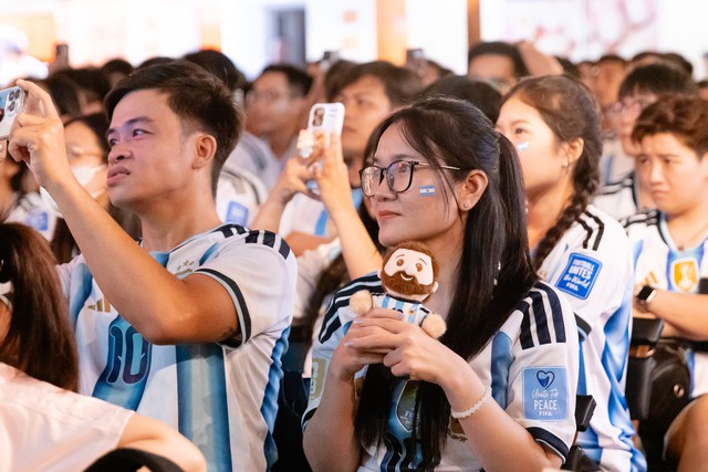 Kh&ocirc;ng kh&iacute; cổ vũ trận b&aacute;n kết World Cup 2026 tại H&agrave; Nội v&agrave; TP.HCM l&uacute;c n&agrave;y: &ldquo;N&oacute;ng&rdquo; c&ograve;n hơn tr&ecirc;n s&acirc;n! - Ảnh 7.