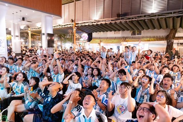 Kh&ocirc;ng kh&iacute; cổ vũ trận b&aacute;n kết World Cup 2026 tại H&agrave; Nội v&agrave; TP.HCM l&uacute;c n&agrave;y: &ldquo;N&oacute;ng&rdquo; c&ograve;n hơn tr&ecirc;n s&acirc;n! - Ảnh 8.