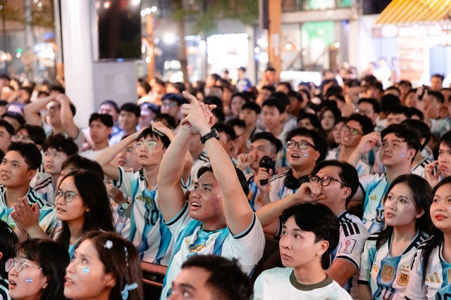 Kh&ocirc;ng kh&iacute; cổ vũ trận b&aacute;n kết World Cup 2026 tại H&agrave; Nội v&agrave; TP.HCM l&uacute;c n&agrave;y: &ldquo;N&oacute;ng&rdquo; c&ograve;n hơn tr&ecirc;n s&acirc;n! - Ảnh 9.