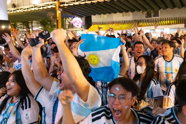 Màn ngược dòng khó tin của Argentina khiến fan như nổ tung: