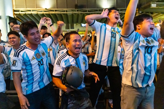 Màn ngược dòng khó tin của Argentina khiến fan như nổ tung: