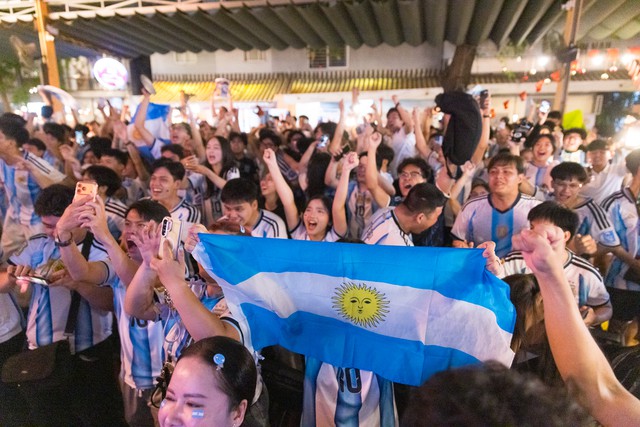 Màn ngược dòng khó tin của Argentina khiến fan như nổ tung: