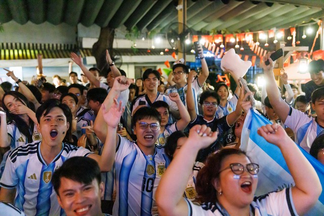 Màn ngược dòng khó tin của Argentina khiến fan như nổ tung: