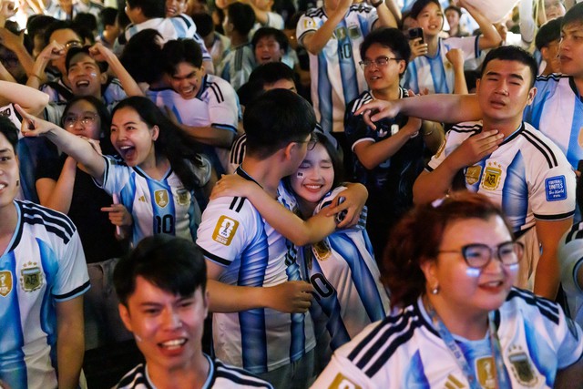 Màn ngược dòng khó tin của Argentina khiến fan như nổ tung:
