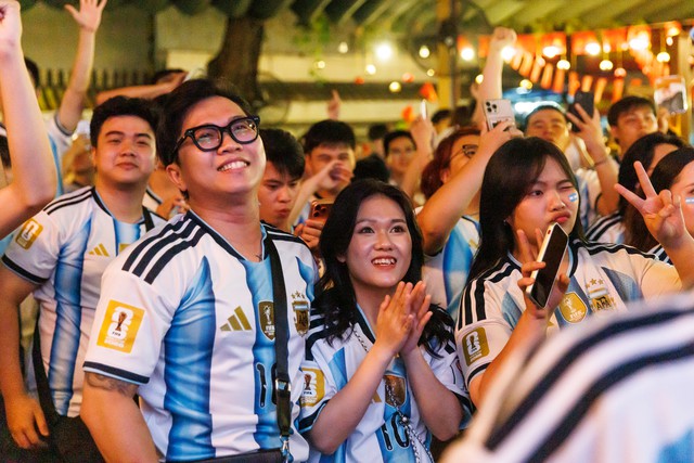 Màn ngược dòng khó tin của Argentina khiến fan như nổ tung: